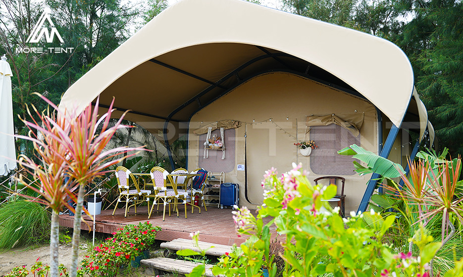 Hawaii glamping tent with a double layer roof forming an open terrace